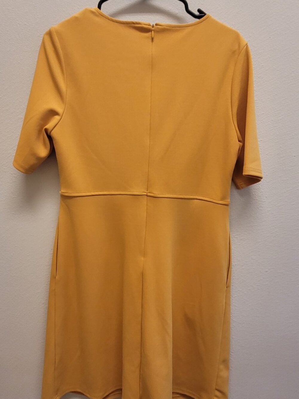 Tahari Arthur Levine Mustard Dress Short Sleeves, Pockets Size 6 - Picture 3 of 6